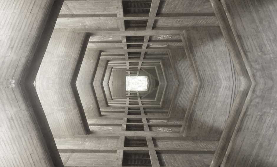 Le mur épais, de l'utilisation d'un dispositif traditionnel pour libérer de l'espace, Mémoire de license, ENSA Marseille